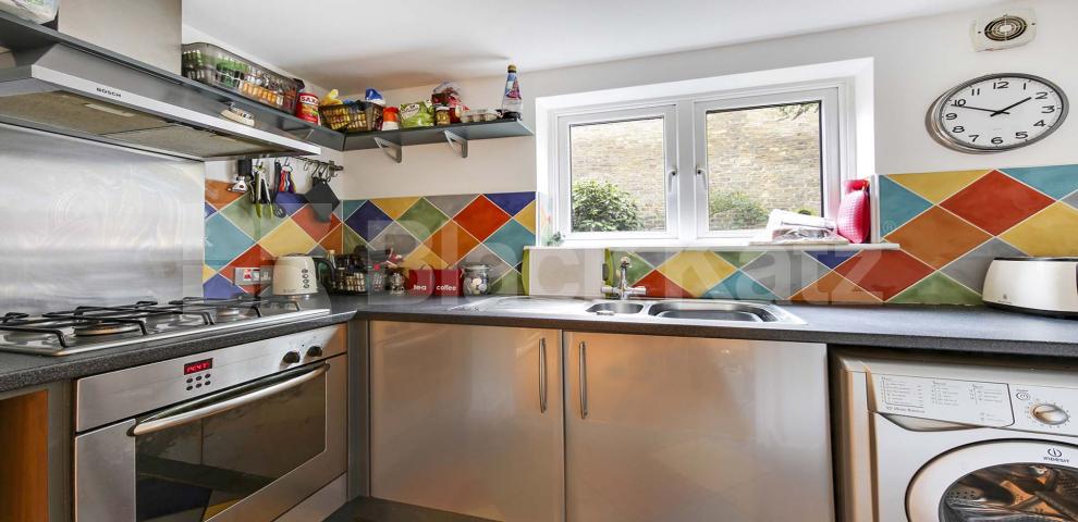 			UNDER OFFER , 2 Bedroom, 1 bath, 1 reception Apartment			 Strathleven Road, Clapham North/Brixton